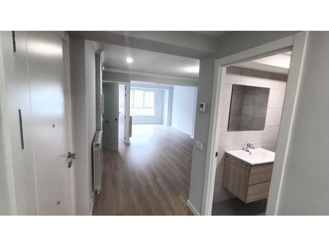 2 slaapkamer Flat te huur in Ferrol - € 750 (Ref: 9470654)