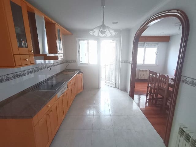 3 bedroom Flat for rent in Ferrol - € 900 (Ref: 9711820)