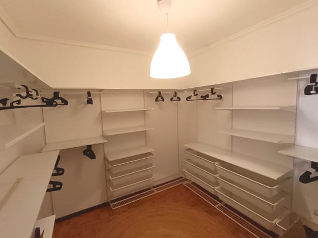 3 slaapkamer Flat te huur in Ferrol - € 750 (Ref: 9731885)