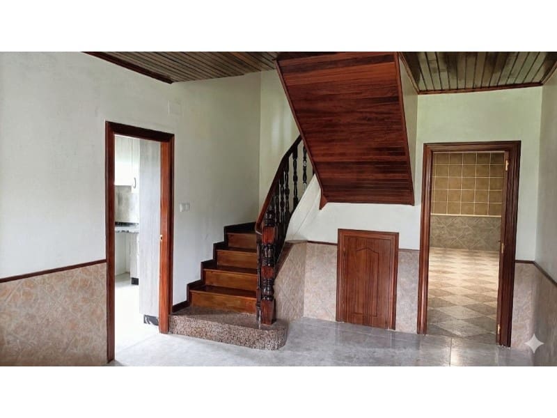 5 bedroom Townhouse for sale in Carino with garage - € 400,000 (Ref: 9788253)