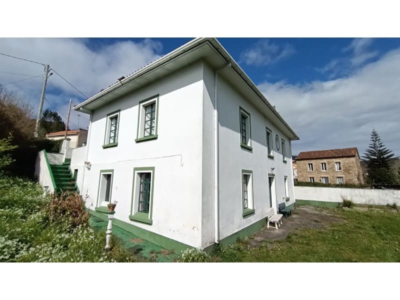 5 bedroom Townhouse for sale in Carino with garage - € 400,000 (Ref: 9788253)