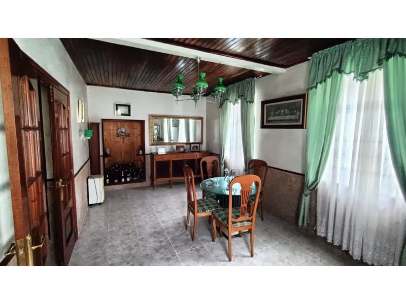 5 bedroom Townhouse for sale in Carino with garage - € 400,000 (Ref: 9788253)