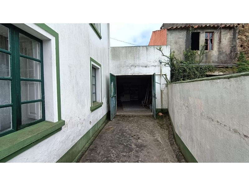 5 bedroom Townhouse for sale in Carino with garage - € 400,000 (Ref: 9788253)