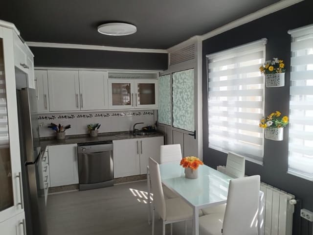 3 bedroom Flat for rent in Ferrol - € 900 (Ref: 9836193)
