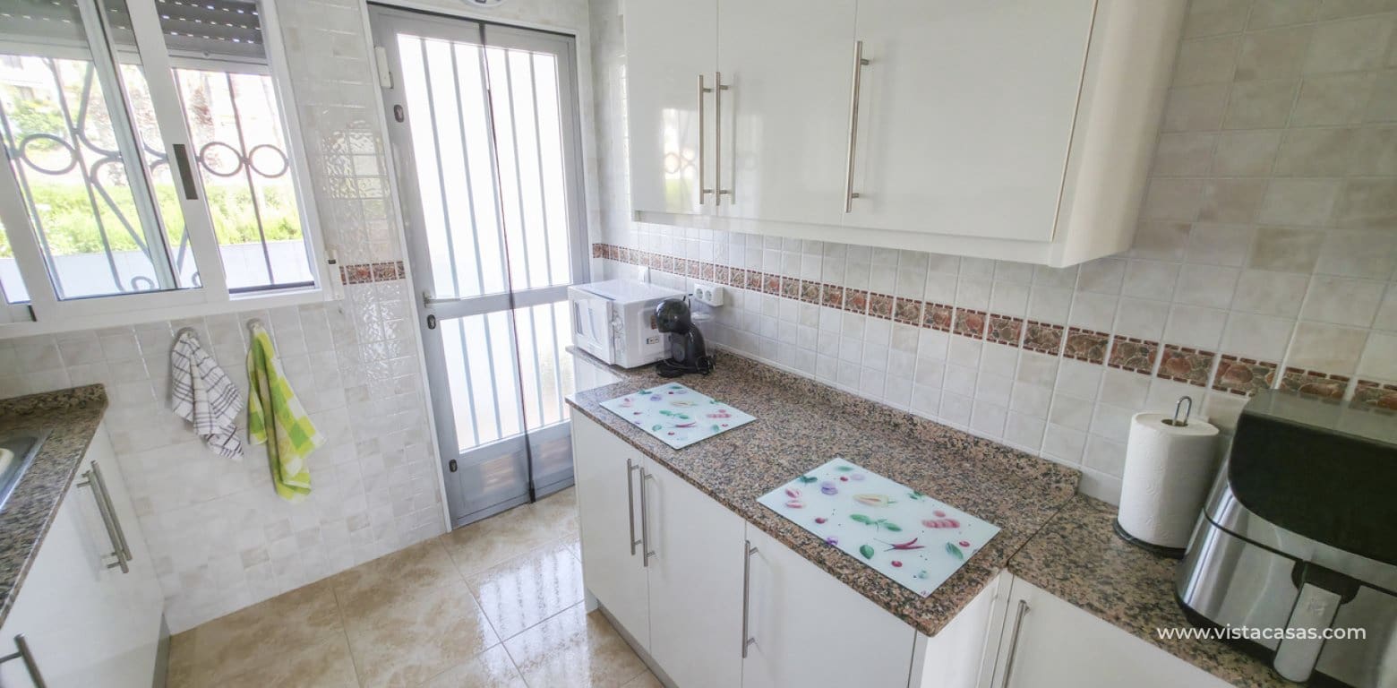 2 soveværelse Lejlighed til salg i Villamartin med swimmingpool - € 149.950 (Ref: 10009477)