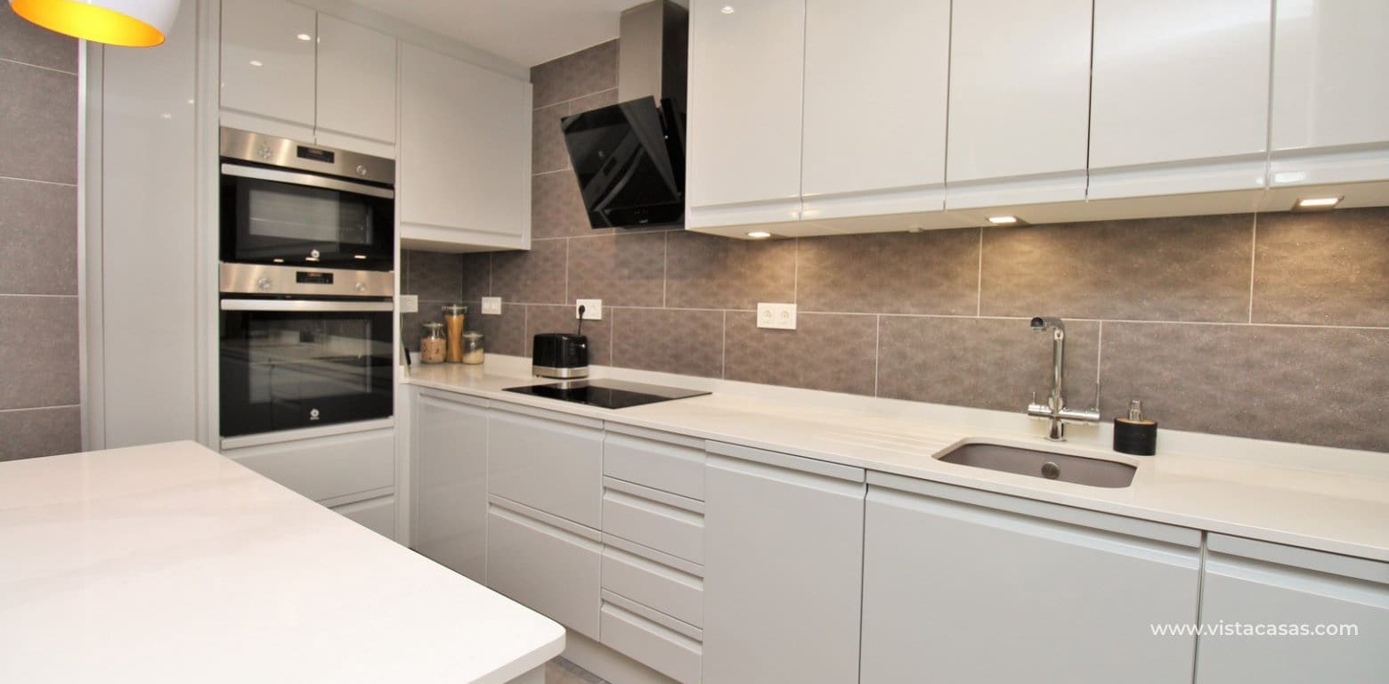 3 slaapkamer Bungalow te koop in Villamartin met zwembad - € 275.000 (Ref: 10045478)