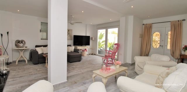 3 slaapkamer Villa te koop in Villamartin, Orihuela met zwembad - € 485.000 (Ref: 10046795)