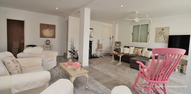 3 slaapkamer Villa te koop in Villamartin, Orihuela met zwembad - € 485.000 (Ref: 10046795)
