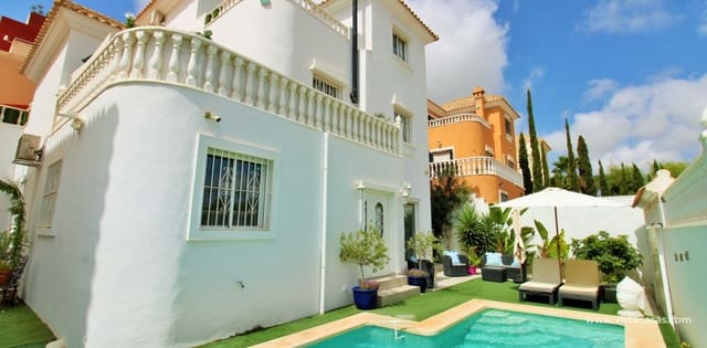 3 slaapkamer Villa te koop in Villamartin, Orihuela met zwembad - € 485.000 (Ref: 10046795)