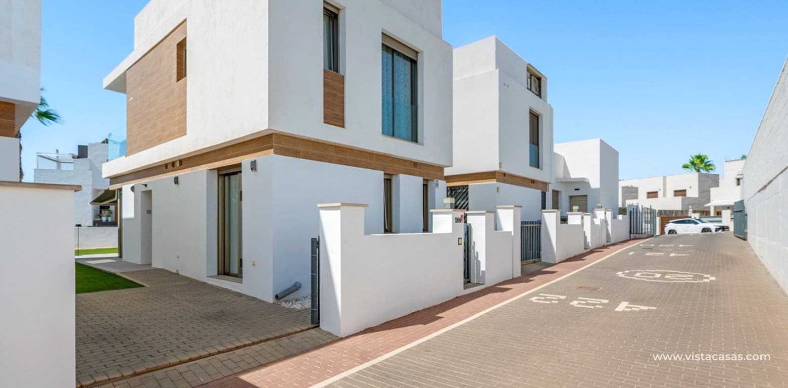 Chalet de 3 habitaciones en Villamartin en venta con piscina garaje - 429.000 € (Ref: 10070204)