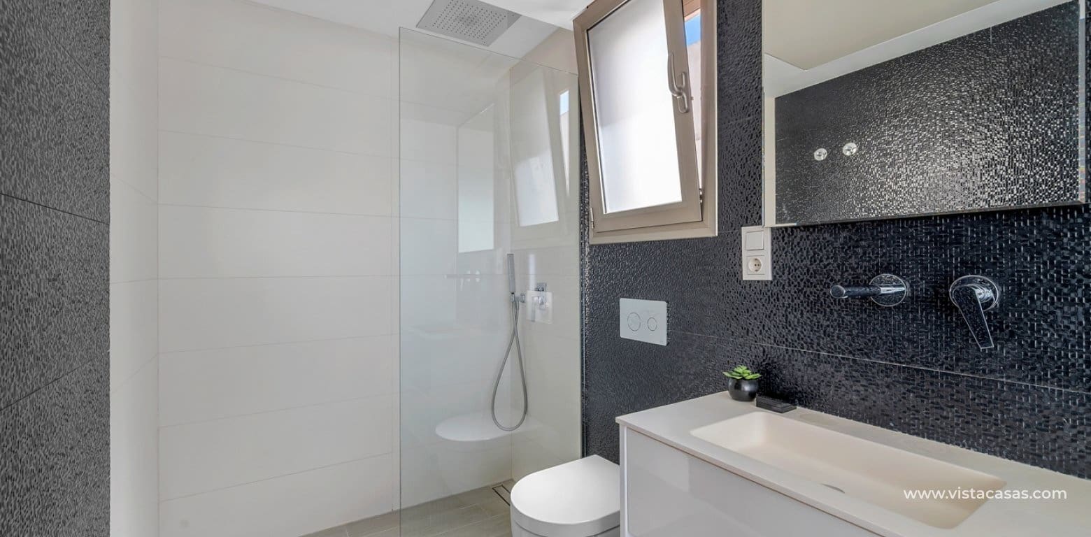 Chalet de 3 habitaciones en Villamartin en venta con piscina garaje - 429.000 € (Ref: 10070204)