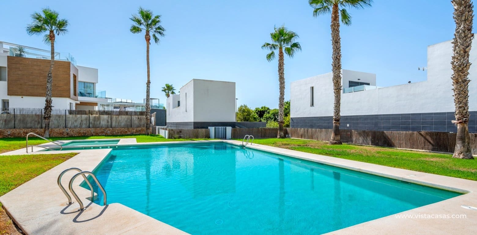 Chalet de 3 habitaciones en Villamartin en venta con piscina garaje - 429.000 € (Ref: 10070204)