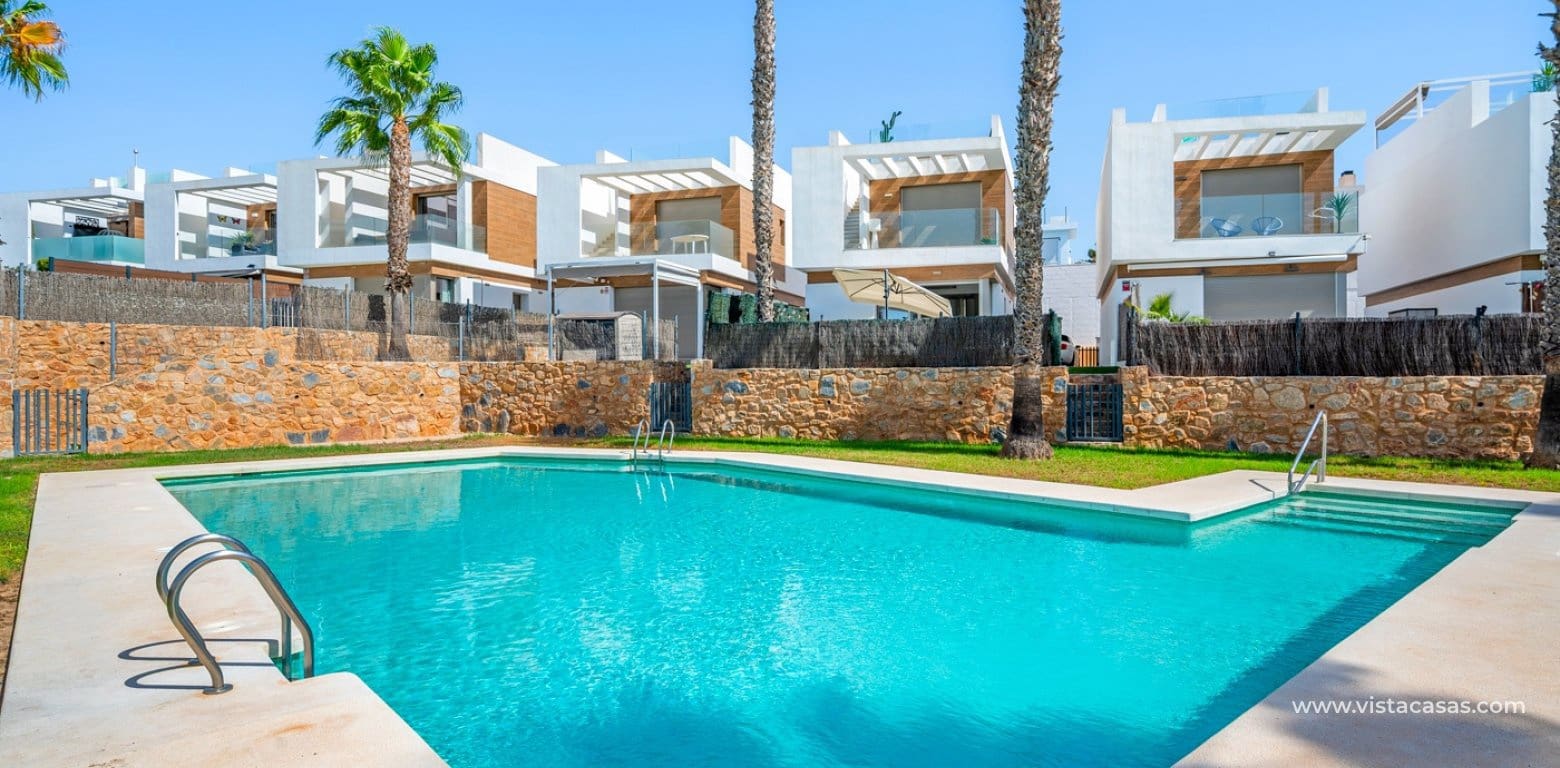 Chalet de 3 habitaciones en Villamartin en venta con piscina garaje - 429.000 € (Ref: 10070204)