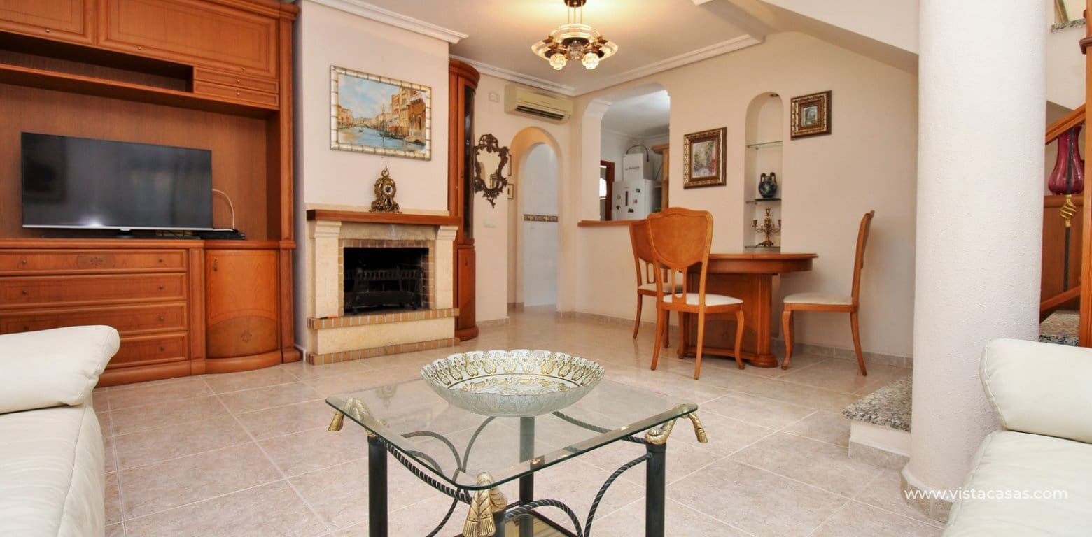 3 makuuhuone Huvila myytävänä paikassa Villamartin mukana uima-altaan 
autotalli - 369 000 € (Ref: 10088696)