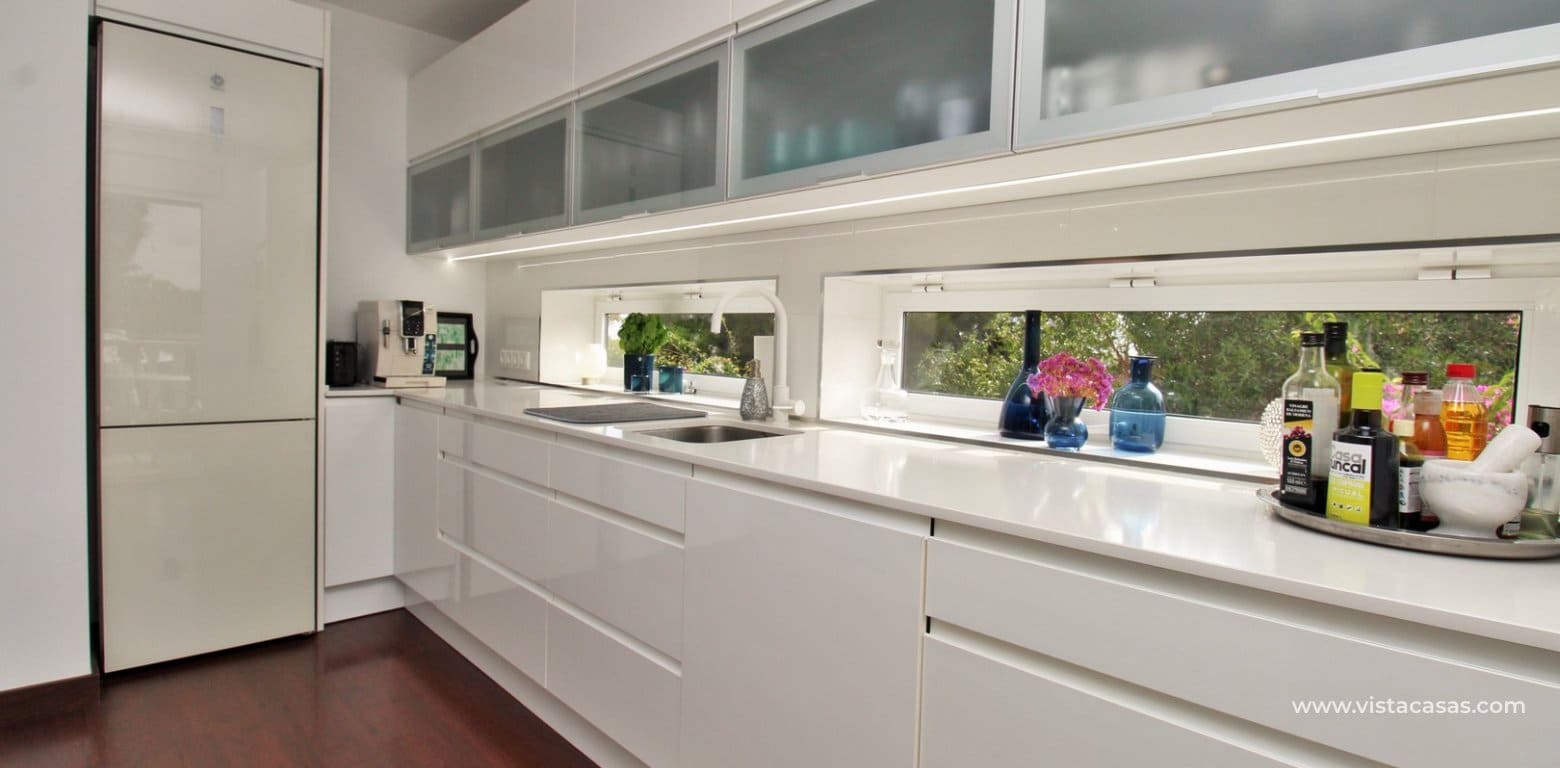 Chalet de 3 habitaciones en Villamartin en venta con piscina garaje - 599.000 € (Ref: 10130627)