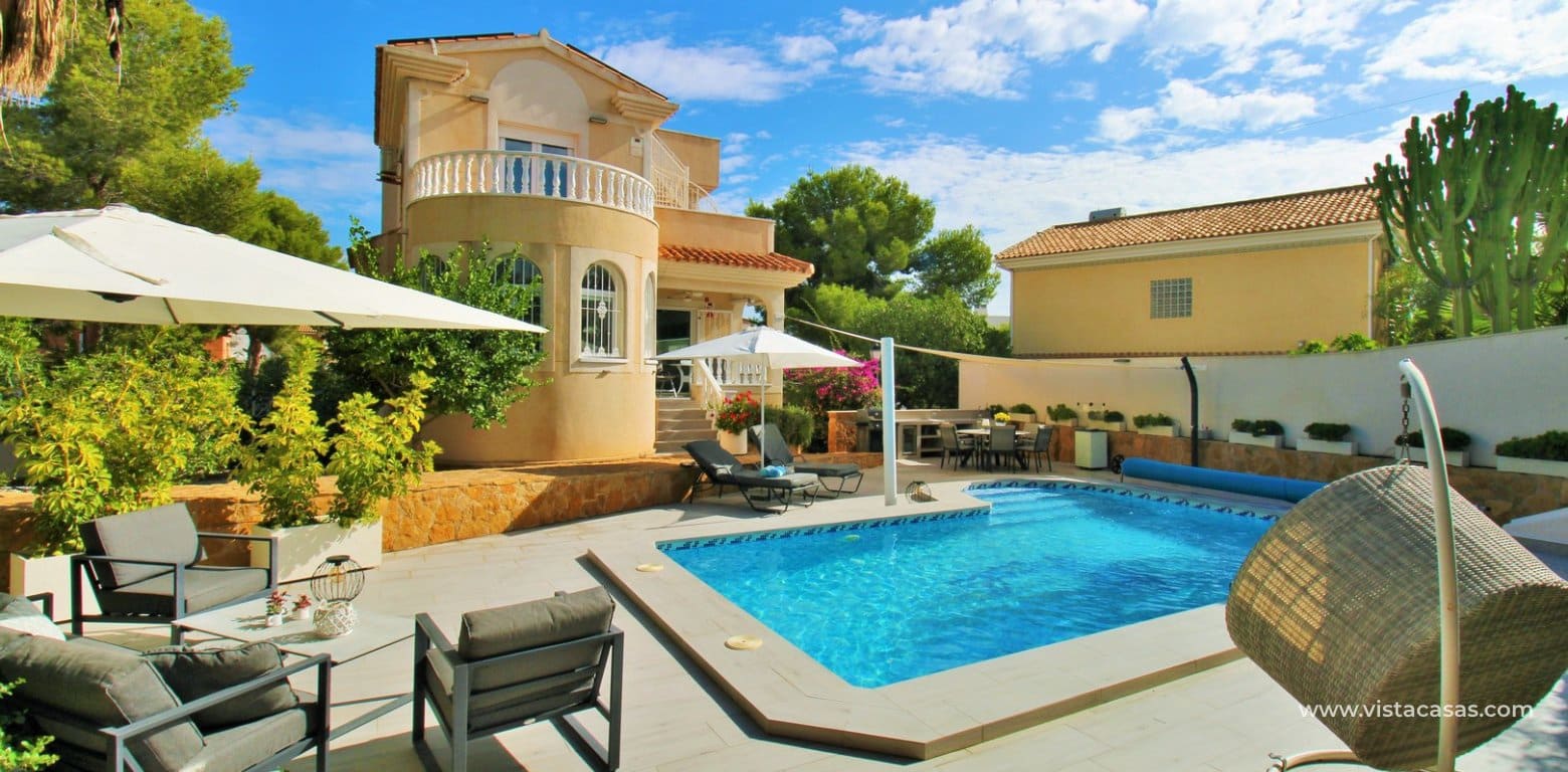 Chalet de 3 habitaciones en Villamartin en venta con piscina garaje - 599.000 € (Ref: 10130627)