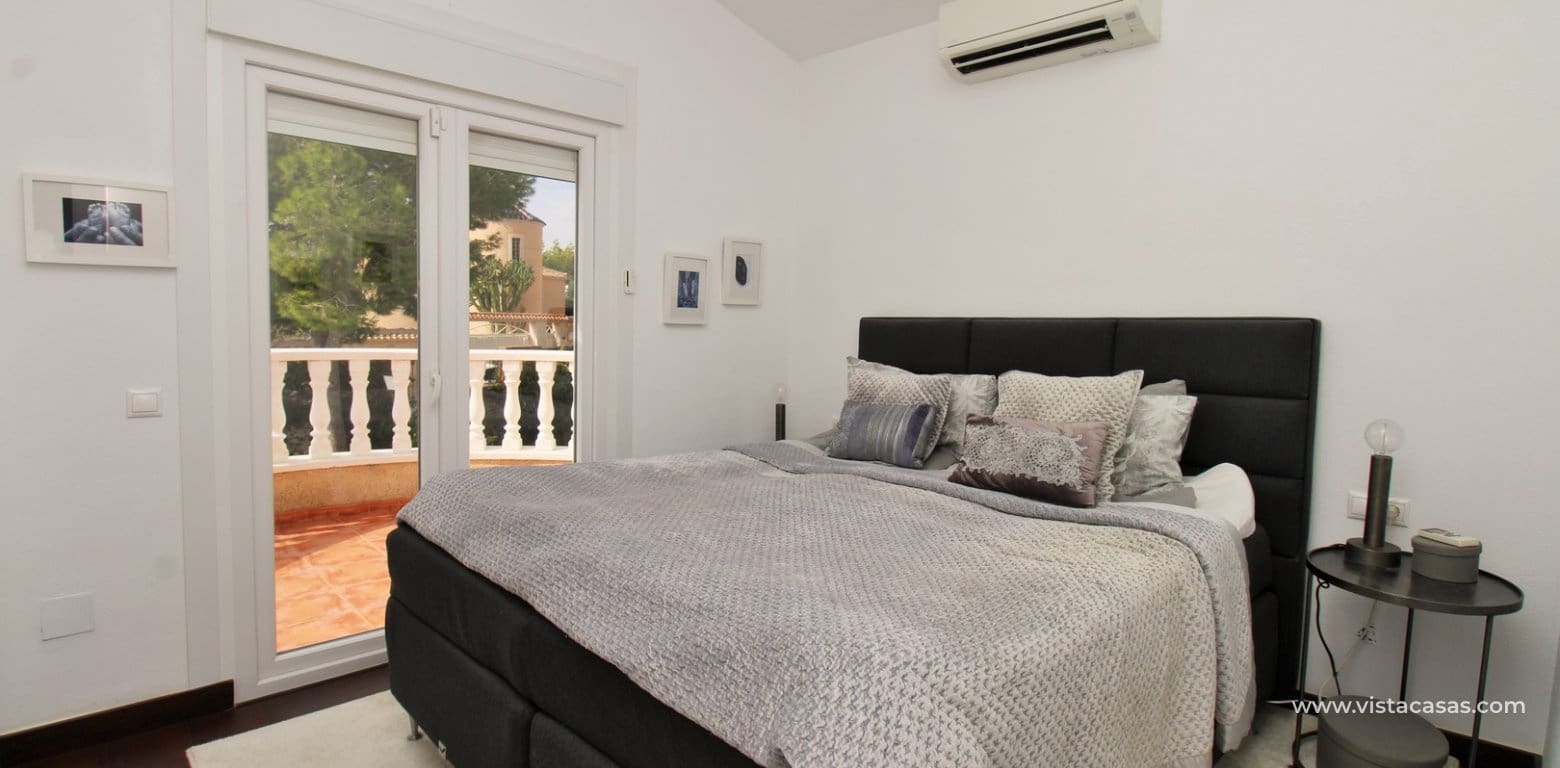 Chalet de 3 habitaciones en Villamartin en venta con piscina garaje - 599.000 € (Ref: 10130627)