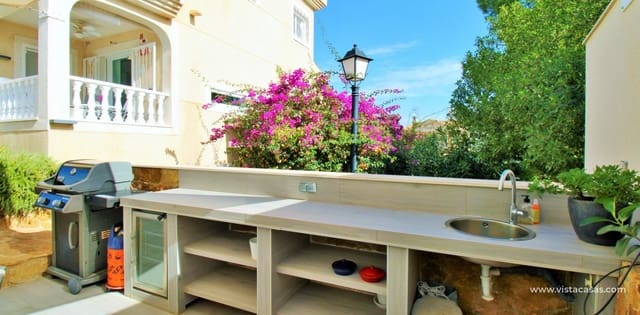 3 soverom Villa til salgs i Villamartin, Orihuela med svømmebasseng garasje - € 599 000 (Ref: 10130627)