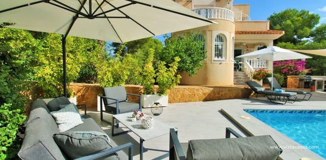 3 soverom Villa til salgs i Villamartin, Orihuela med svømmebasseng garasje - € 599 000 (Ref: 10130627)