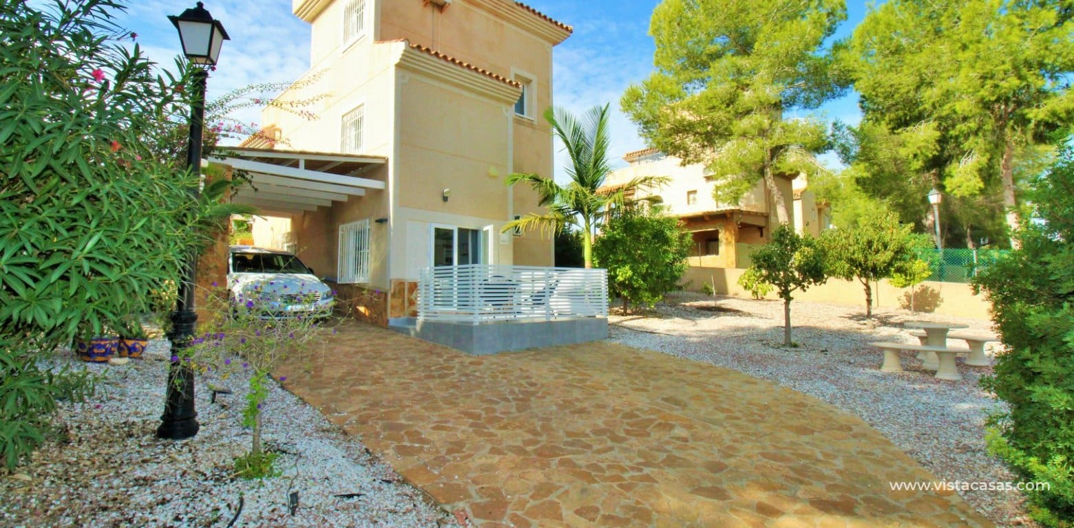 Chalet de 3 habitaciones en Villamartin en venta con piscina garaje - 599.000 € (Ref: 10130627)