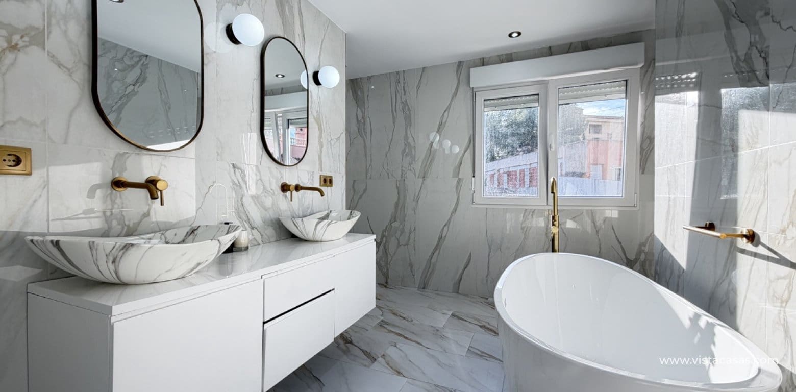6 slaapkamer Villa te koop in Villamartin met zwembad garage - € 695.000 (Ref: 10174216)