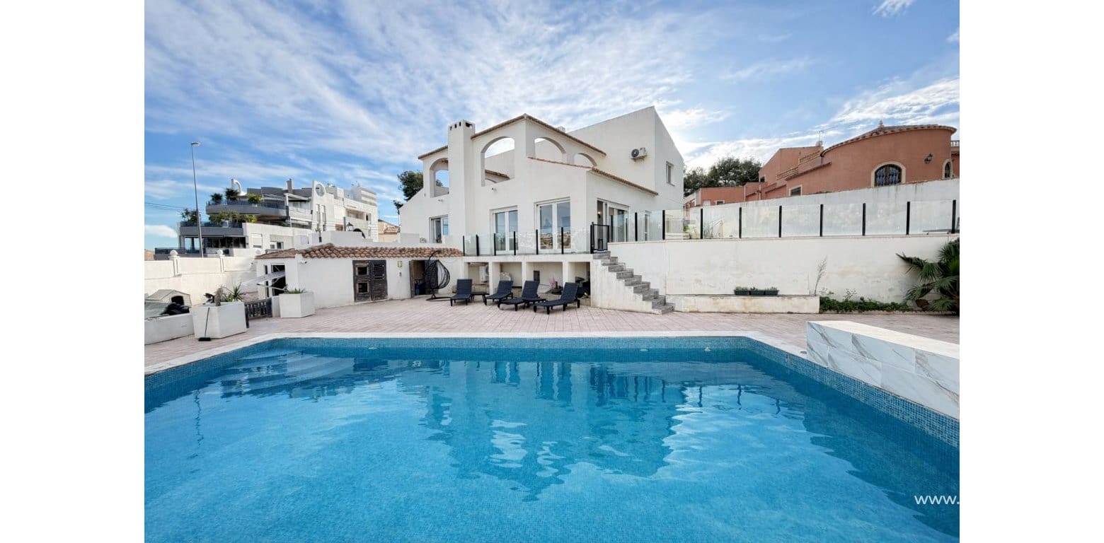 6 slaapkamer Villa te koop in Villamartin met zwembad garage - € 695.000 (Ref: 10174216)