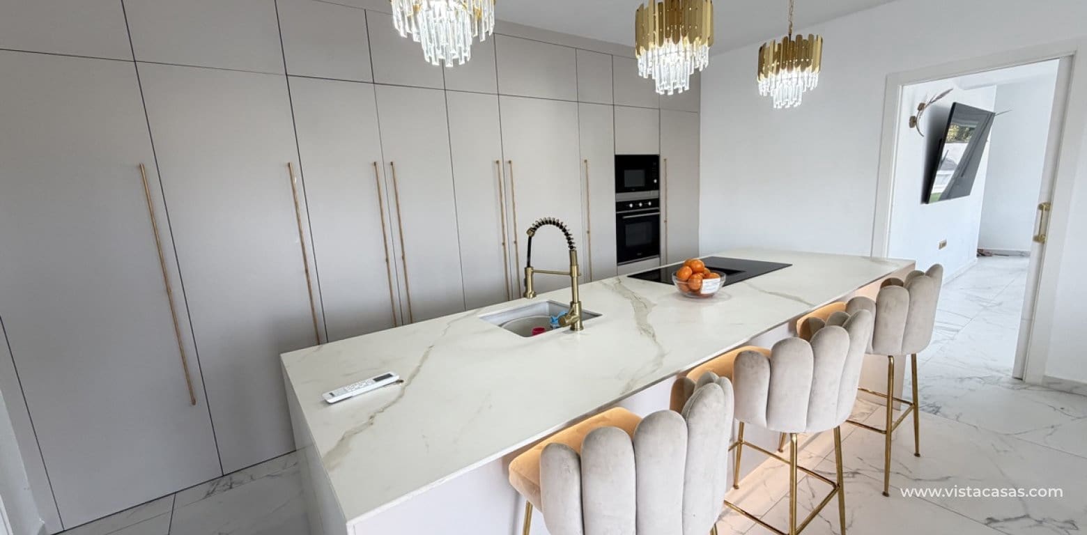 6 slaapkamer Villa te koop in Villamartin met zwembad garage - € 695.000 (Ref: 10174216)
