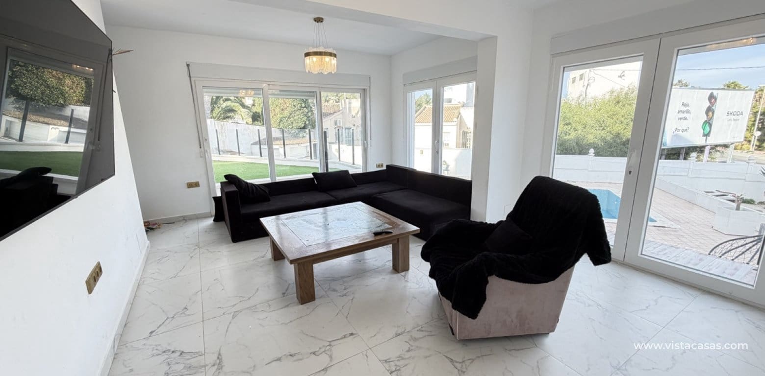 6 slaapkamer Villa te koop in Villamartin met zwembad garage - € 695.000 (Ref: 10174216)