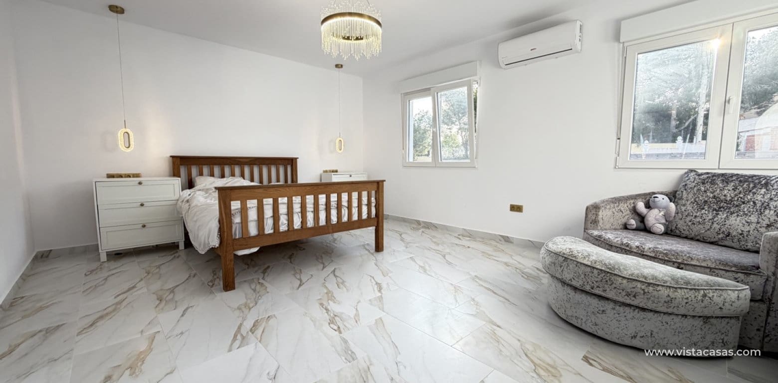 6 slaapkamer Villa te koop in Villamartin met zwembad garage - € 695.000 (Ref: 10174216)