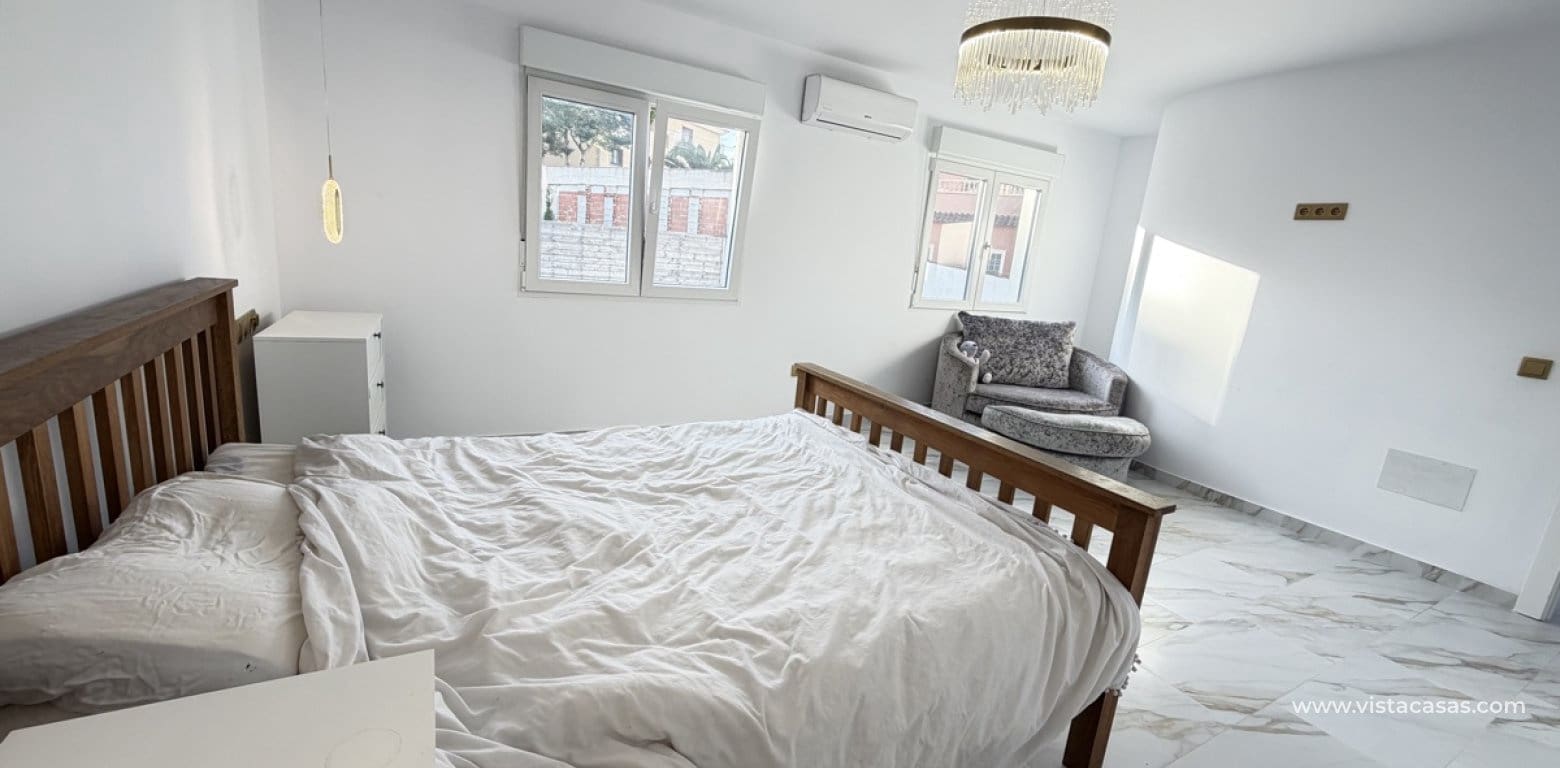 6 slaapkamer Villa te koop in Villamartin met zwembad garage - € 695.000 (Ref: 10174216)