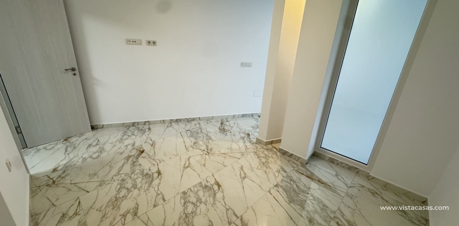 Apartment for sale in Torrevieja - € 150,000 (Ref: 8690359)