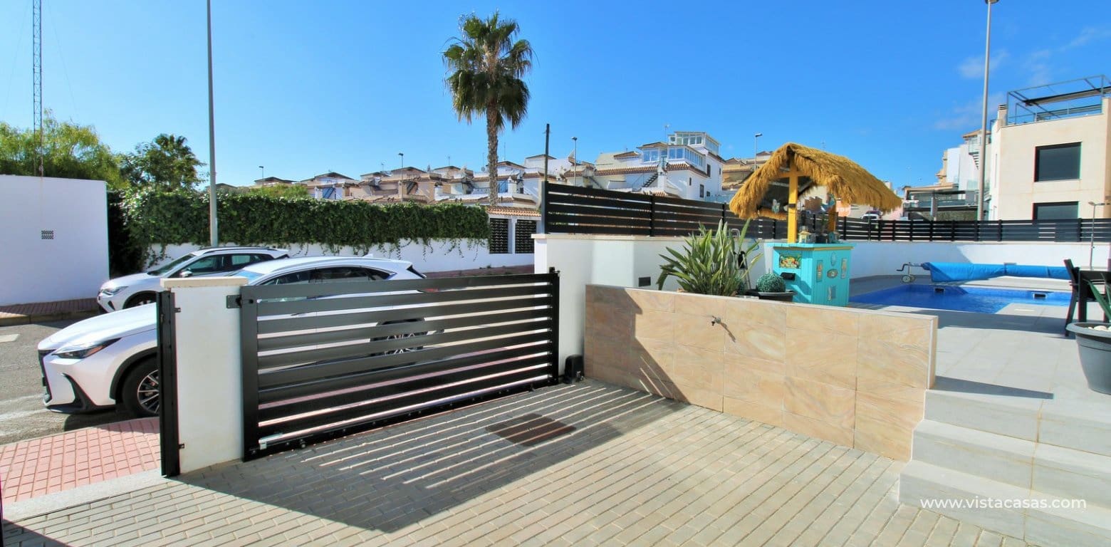 3 bedroom Villa for sale in Villamartin with pool - € 405,000 (Ref: 8802579)