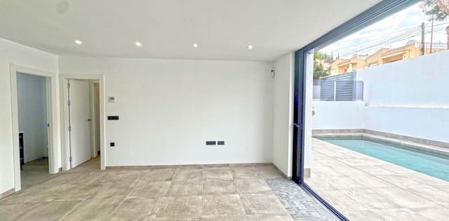 Chalet de 4 habitaciones en Los Balcones en venta - 495.000 € (Ref: 8828764)