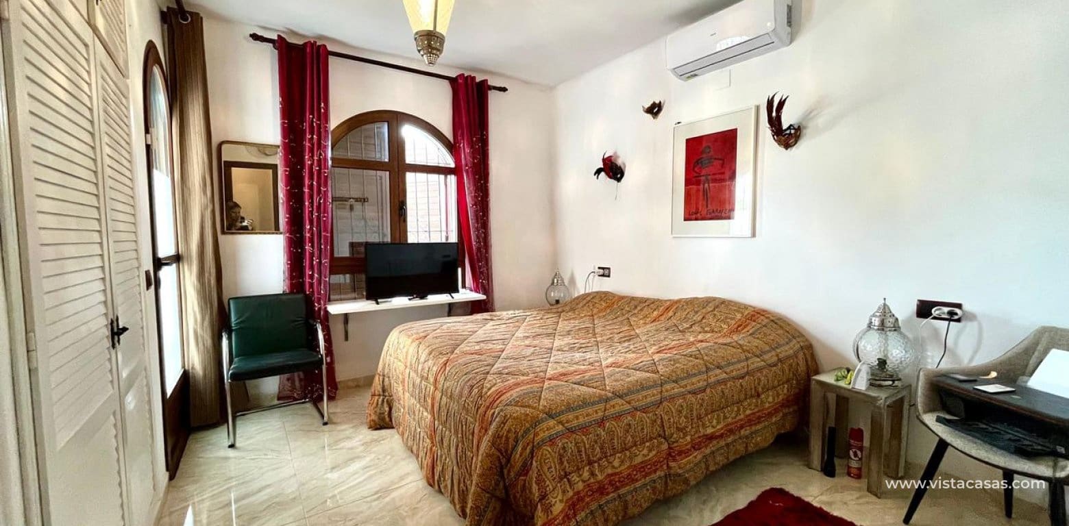 4 bedroom Villa for sale in Villamartin - € 810,000 (Ref: 9043793)