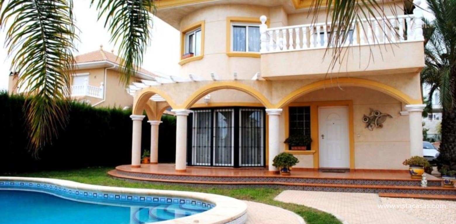 Chalet de 3 habitaciones en La Zenia en venta - 650.000 € (Ref: 9057004)