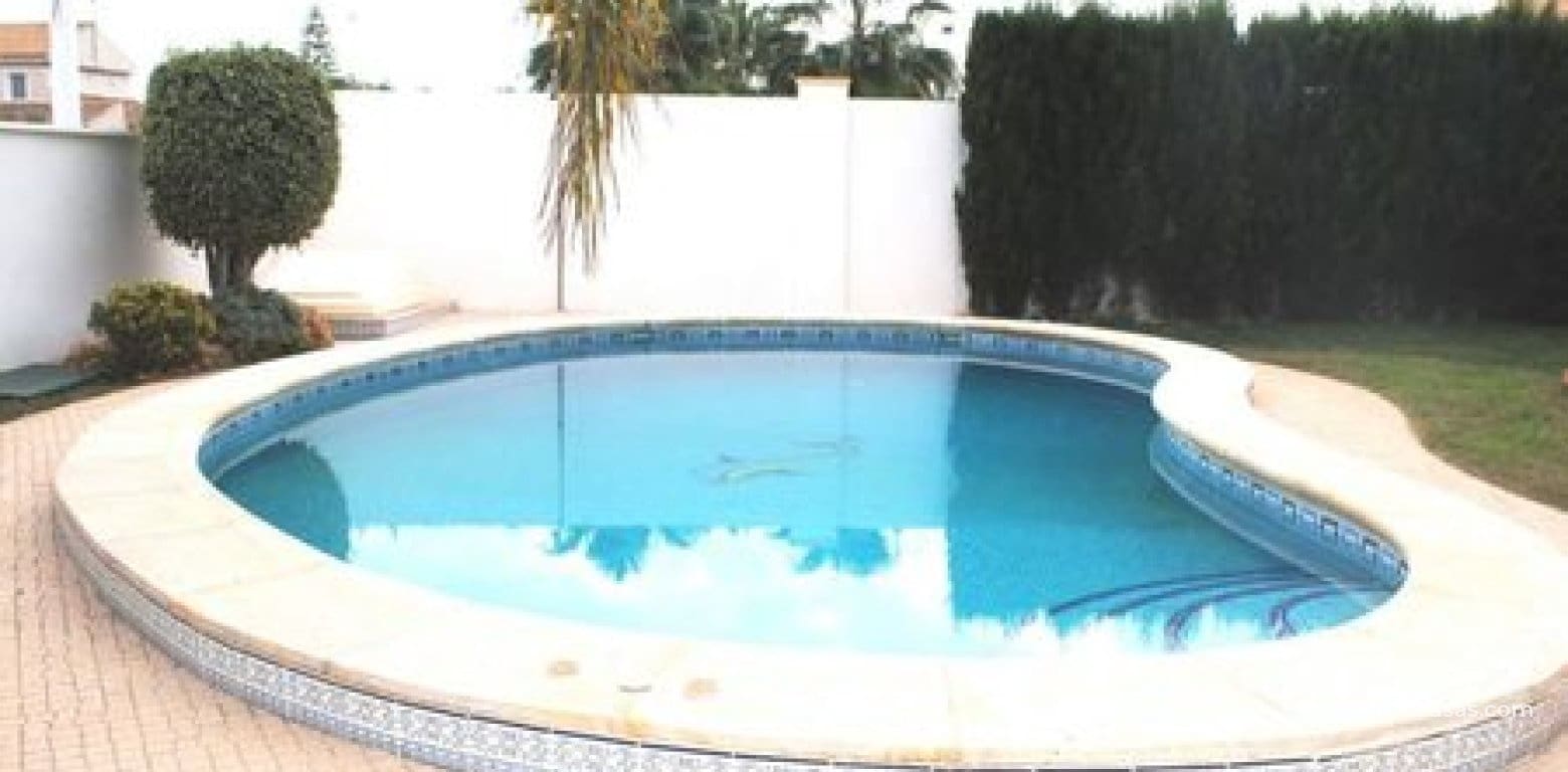 Chalet de 3 habitaciones en La Zenia en venta - 650.000 € (Ref: 9057004)