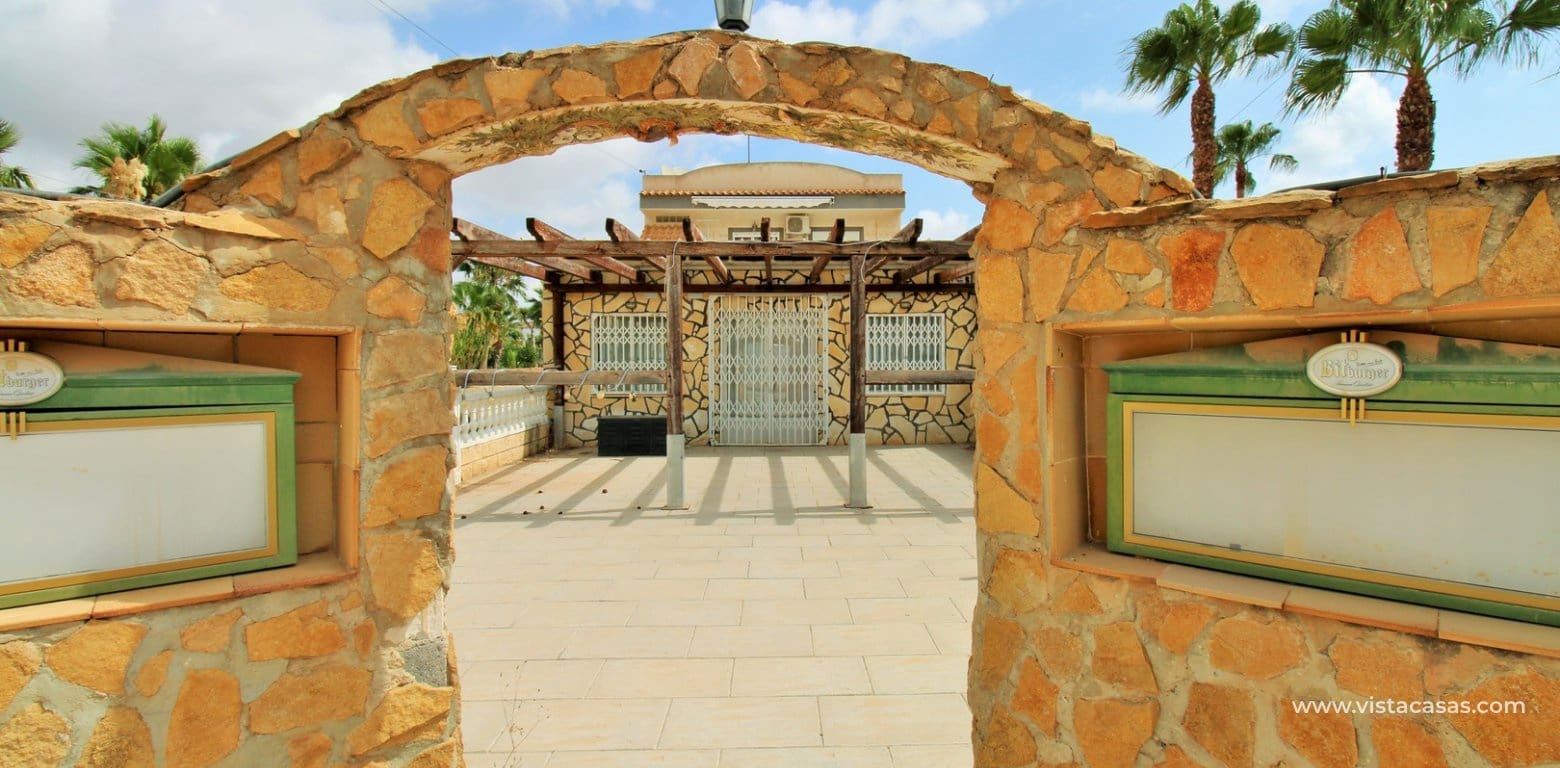 3 slaapkamer Commercieel te koop in Villamartin - € 374.900 (Ref: 9123720)