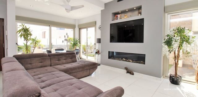 4 soverom Villa til salgs i Villamartin, Orihuela med svømmebasseng - € 477 000 (Ref: 9162980)