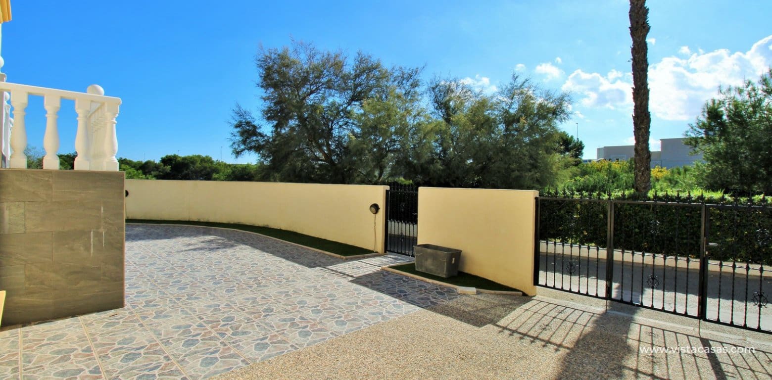 Chalet de 4 habitaciones en Playa Flamenca en venta con piscina - 379.000 € (Ref: 9353024)