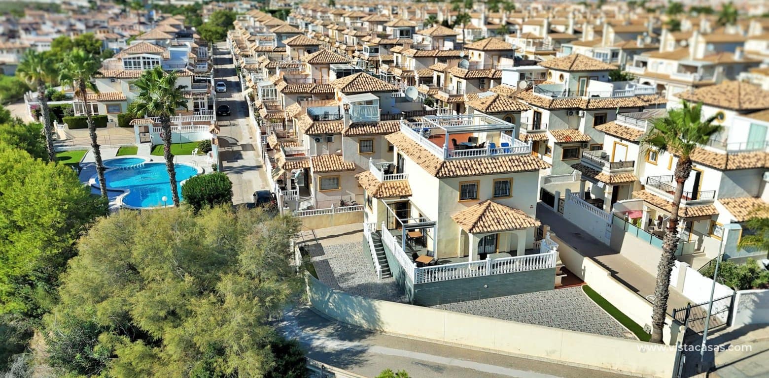 Chalet de 4 habitaciones en Playa Flamenca en venta con piscina - 379.000 € (Ref: 9353024)