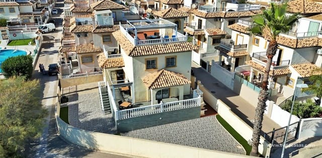 Chalet de 4 habitaciones en Playa Flamenca, Orihuela en venta con piscina - 379.000 € (Ref: 9353024)