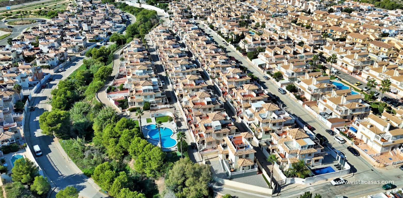 Chalet de 4 habitaciones en Playa Flamenca en venta con piscina - 379.000 € (Ref: 9353024)