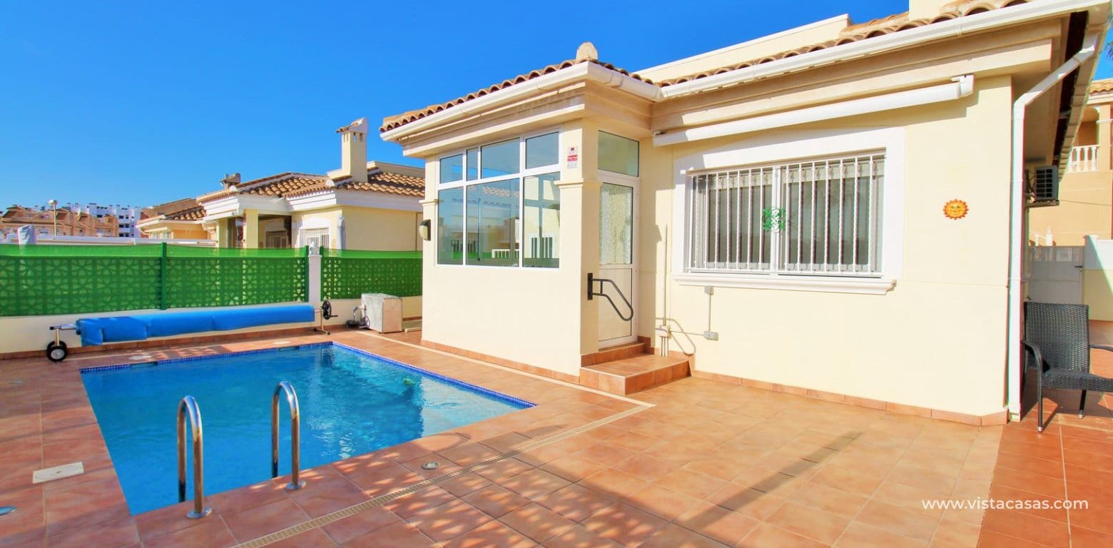 2 soveværelse Bungalow til salg i Villamartin med swimmingpool - € 259.000 (Ref: 9467630)