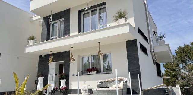 Chalet de 4 habitaciones en Los Balcones en venta - 599.000 € (Ref: 9639894)