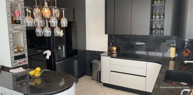 Chalet de 4 habitaciones en Los Balcones en venta - 599.000 € (Ref: 9639894)