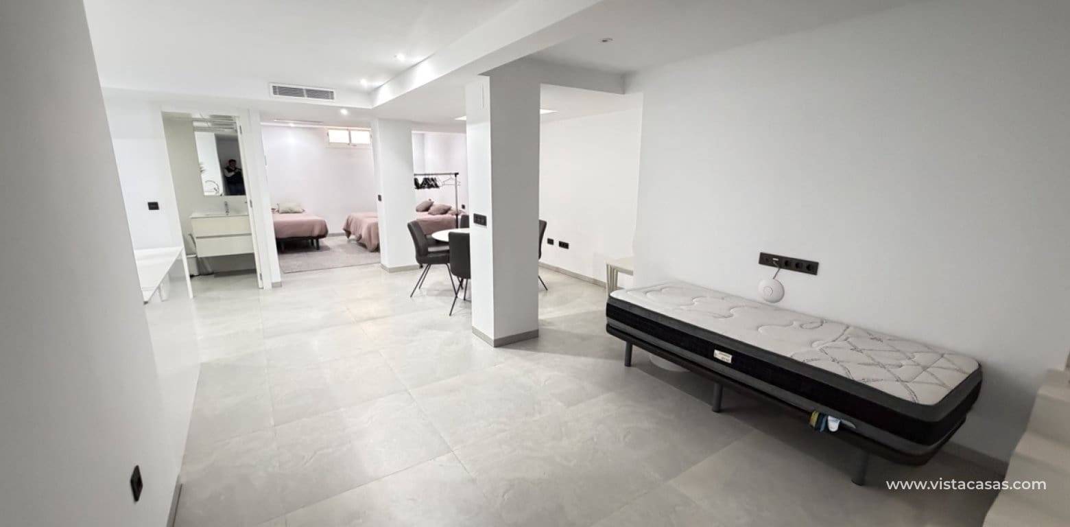 Chalet de 4 habitaciones en Villamartin en venta - 595.000 € (Ref: 9639896)