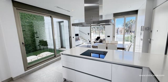 Chalet de 4 habitaciones en Villamartin, Orihuela en venta - 595.000 € (Ref: 9639896)