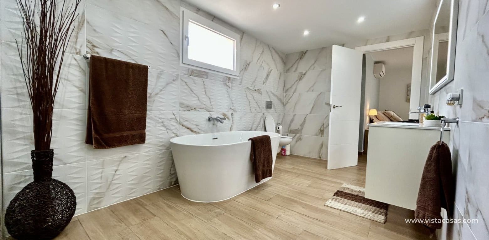 6 slaapkamer Villa te koop in Cabo Roig - € 799.000 (Ref: 9680607)