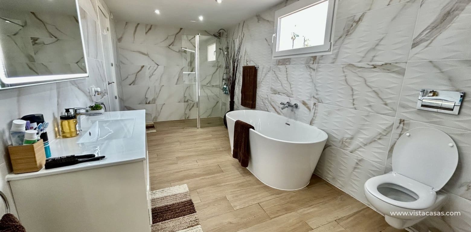 6 slaapkamer Villa te koop in Cabo Roig - € 799.000 (Ref: 9680607)