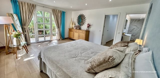 6 slaapkamer Villa te koop in Cabo Roig, Orihuela - € 799.000 (Ref: 9680607)